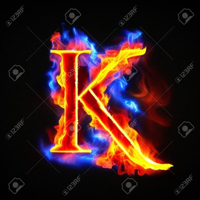 Yangın mektubu A yanan K harfi. Alevli yanan yazı tipi veya şenlik ateşi metni cızırtılı dumanı ve ateşli parlayan veya parlayan ısı efekti ile. Siyah arka plan üzerinde akkor soguk yangin parlatma