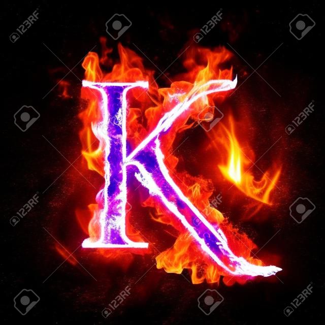 Fire letter K de brûler flamme bleue. Flaming police de brûlure ou d'un texte de l'alphabet feu avec de la fumée grésillement et fougueux ou flamboyant brillant effet de la chaleur. Incandescent feu froid lueur sur fond noir