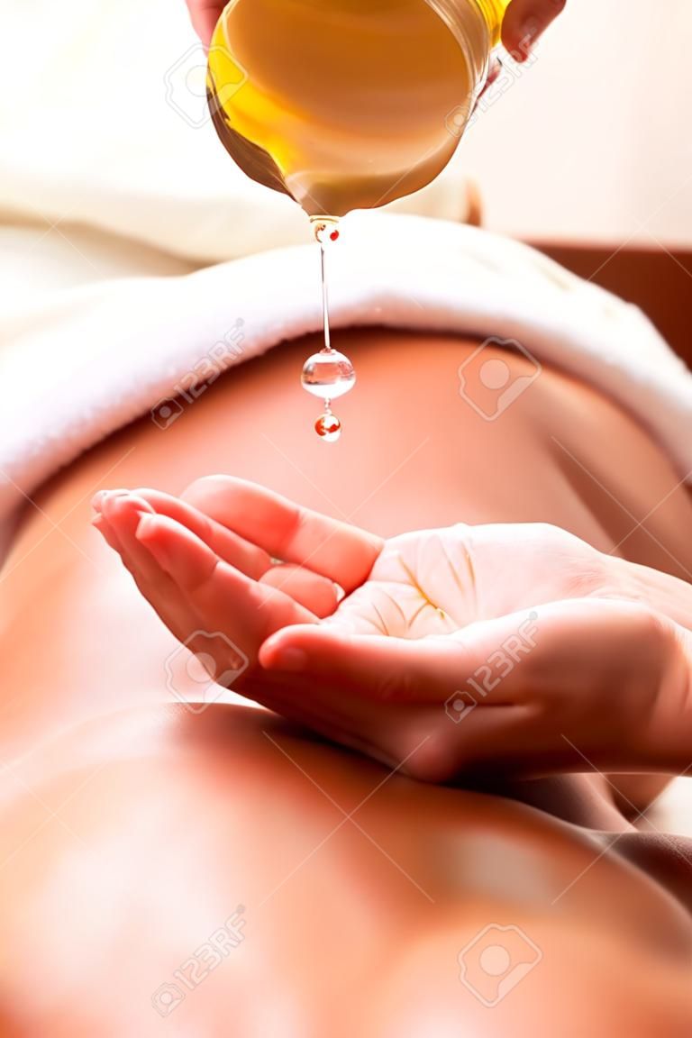 Massaggio con olio aromaterapia