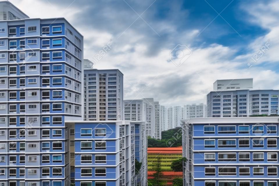 Un lotissement résidentiel Singapour avec appartement blocs contre un ciel nuageux.