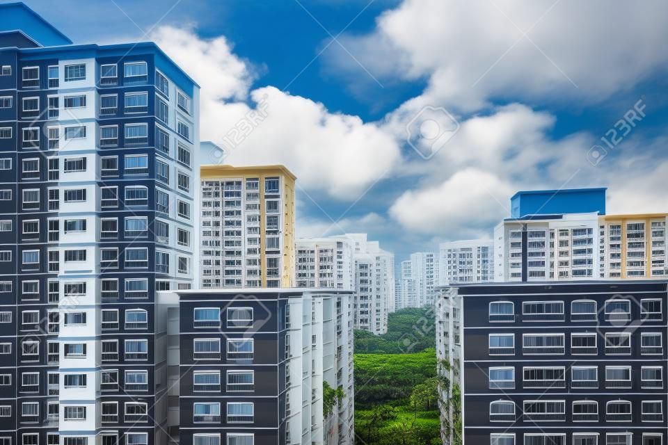 Un lotissement résidentiel Singapour avec appartement blocs contre un ciel nuageux.