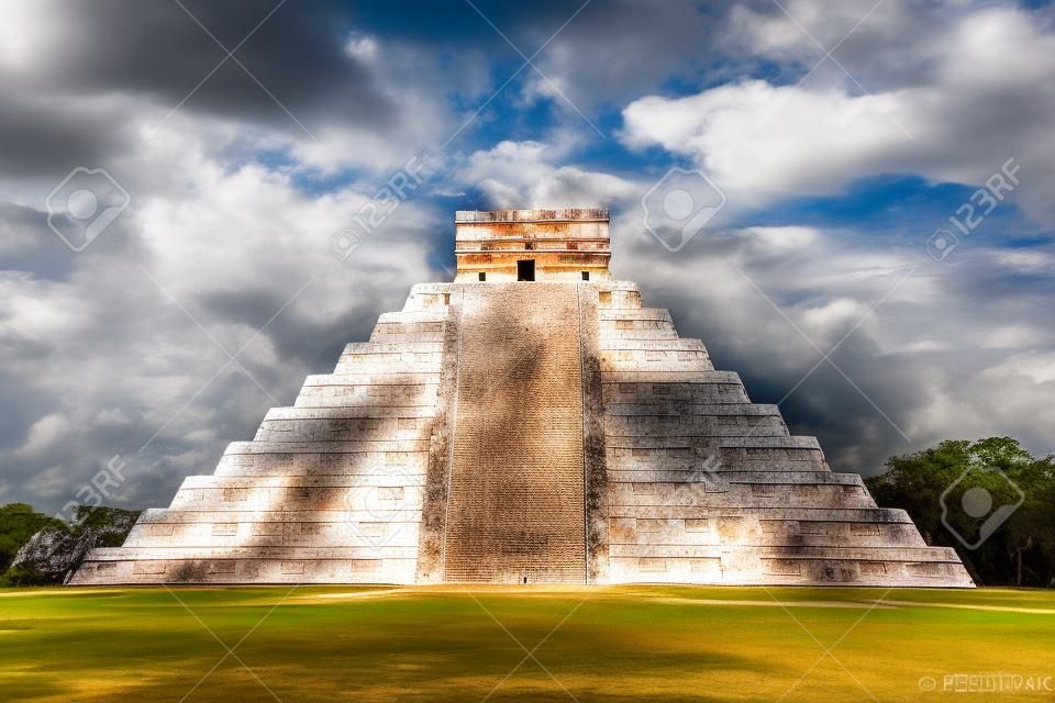 Famous Pyramid of Kukulcan at Chichen Itza, the largest archaeological cities of the pre-Columbian Maya civilization in the Yucatan Peninsula of Mexico.  it is one of the New Seven Wonders of the World.