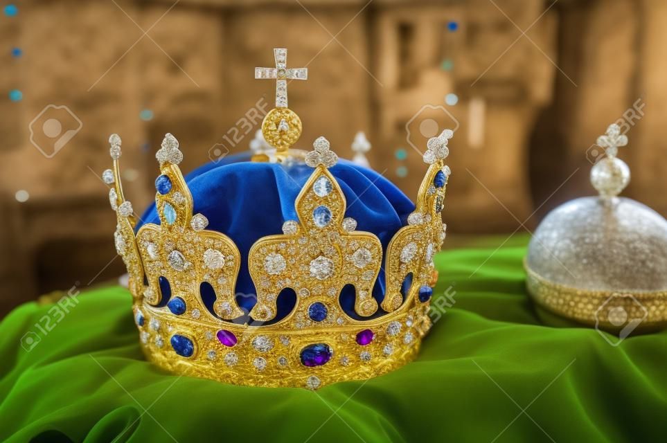 corona de rey de la antigüedad y el montón de diamantes y piedras preciosas, foto tomada en el castillo de Stara Lubovna, Eslovaquia.