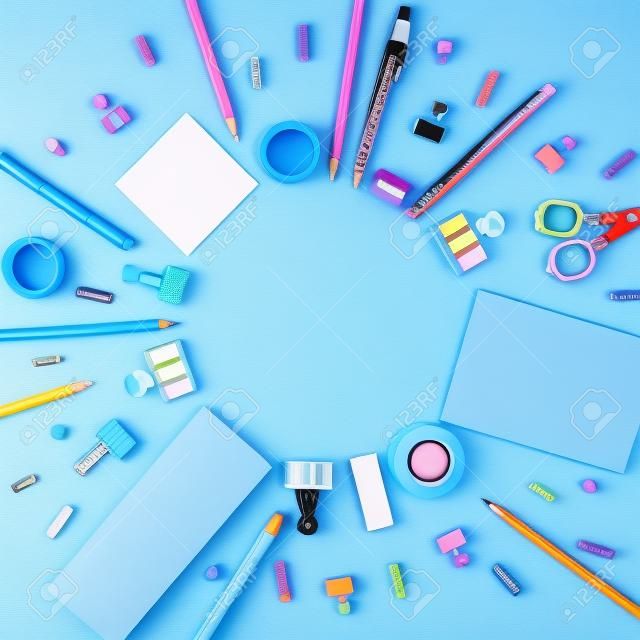 Cornice rotonda fatta di materiale scolastico su uno sfondo blu pastello. Concetto creativo monocromatico con spazio di copia.