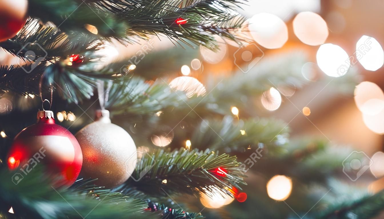 Geschmückter Weihnachtsbaum auf verschwommenem Hintergrund mit Bokeh