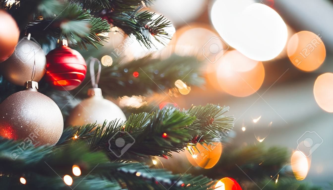 Geschmückter Weihnachtsbaum auf verschwommenem Hintergrund mit Bokeh