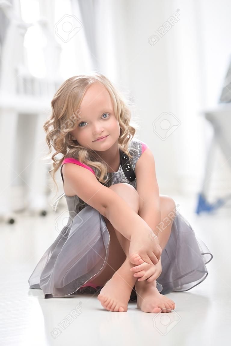 Vrouwelijke kind zittend op de vloer