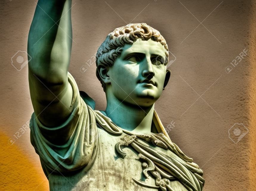 羅馬皇帝奧古斯都雕像通過dei Fori Imperiali
