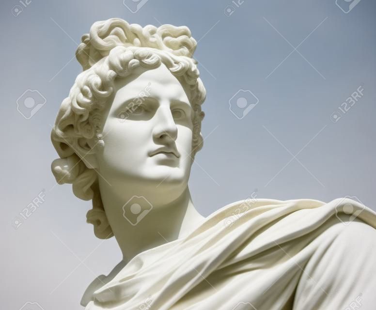Retrato de una estatua de yeso de Apolo aislado en blanco