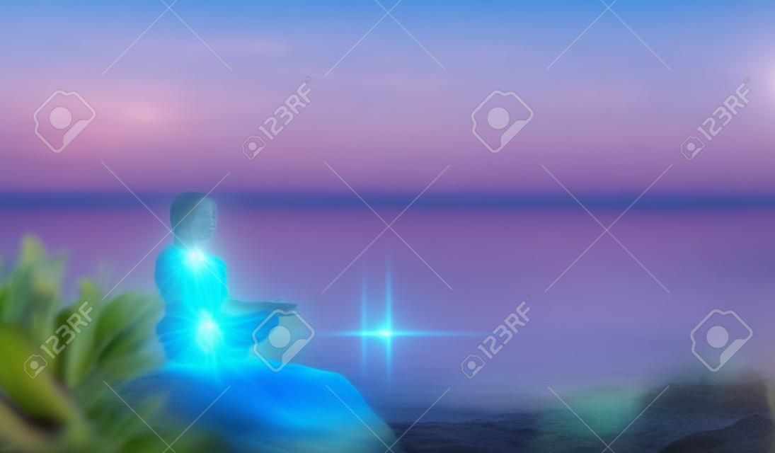 Schöne friedliche Frau sitzt in einer Pose eines halben Lotus, der Yoga-Meditation praktiziert, blauer Sommerhimmel, leuchtendes Chakra, geschlossene Augen ruhig. Kundalini-Energieübung. Menschlicher Geist, Menschenheilungskonzept