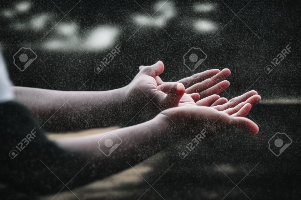 여자 손은 신의 축복, 흐릿한 자연 배경, 비, 날을 위해 기도합니다. 종교적 인간은 손바닥을 위로 들고 빈 손을 엽니다. 감사, 설교자 예배, 고독기도, 종교 헌신 개념