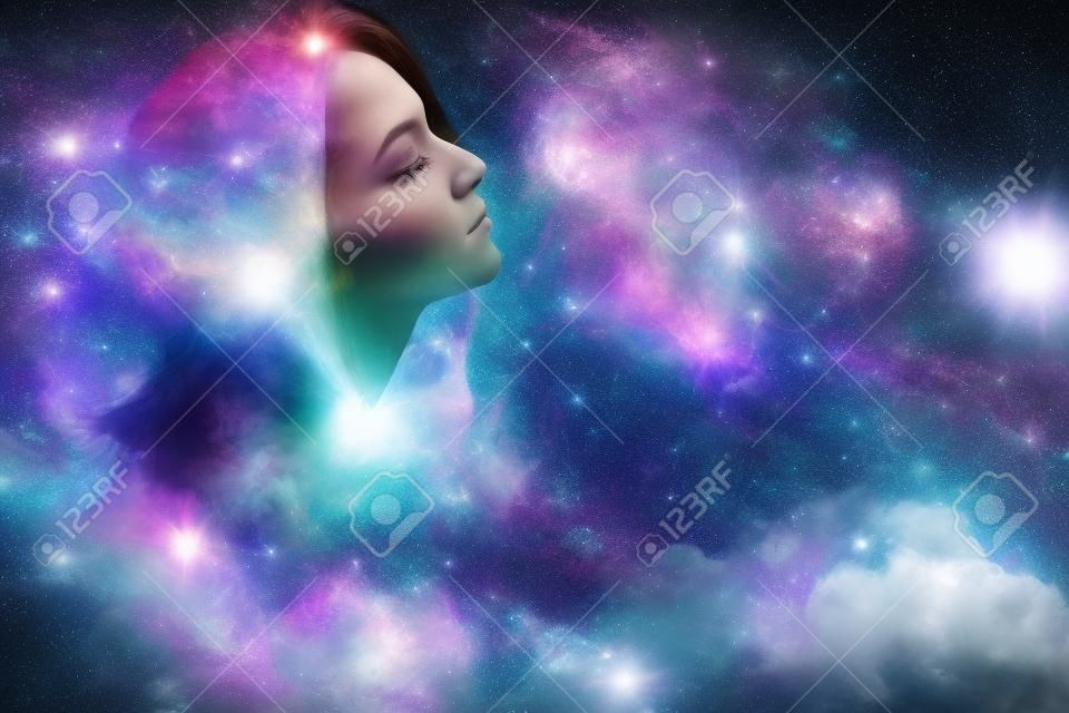 Podwójna ekspozycja portret młodej kobiety bliskiej twarzy oka z przestrzenią galaktyki w głowie. ludzki wewnętrzny spokój, ogień światła gwiazd, miłość dziewczyny zen życia, koncepcja rpa ai.