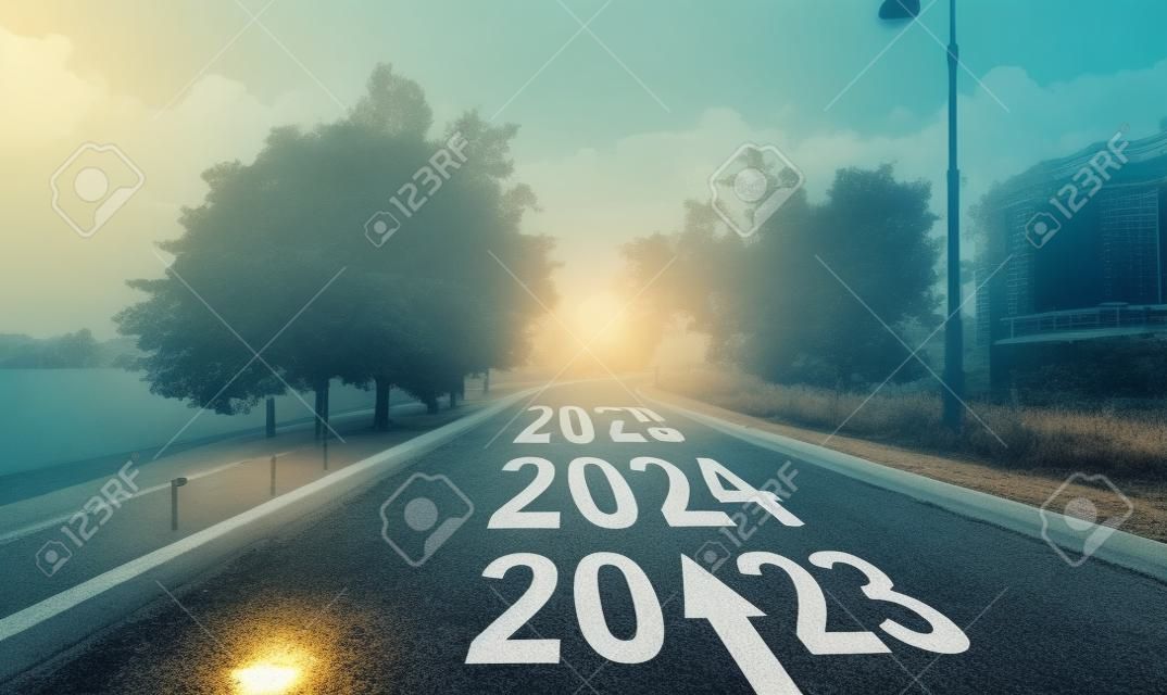 빈 자동차 도로 드라이브, 화살표 기호 경로 보기. 2023년 새해, 다음 목표 2024. 여행 시작, 2025년 여행, 2022년 직업 종료. 미래 트렌드, 인생 계획 변경, 신선한 희망 성장 시작, 앞으로 개념.
