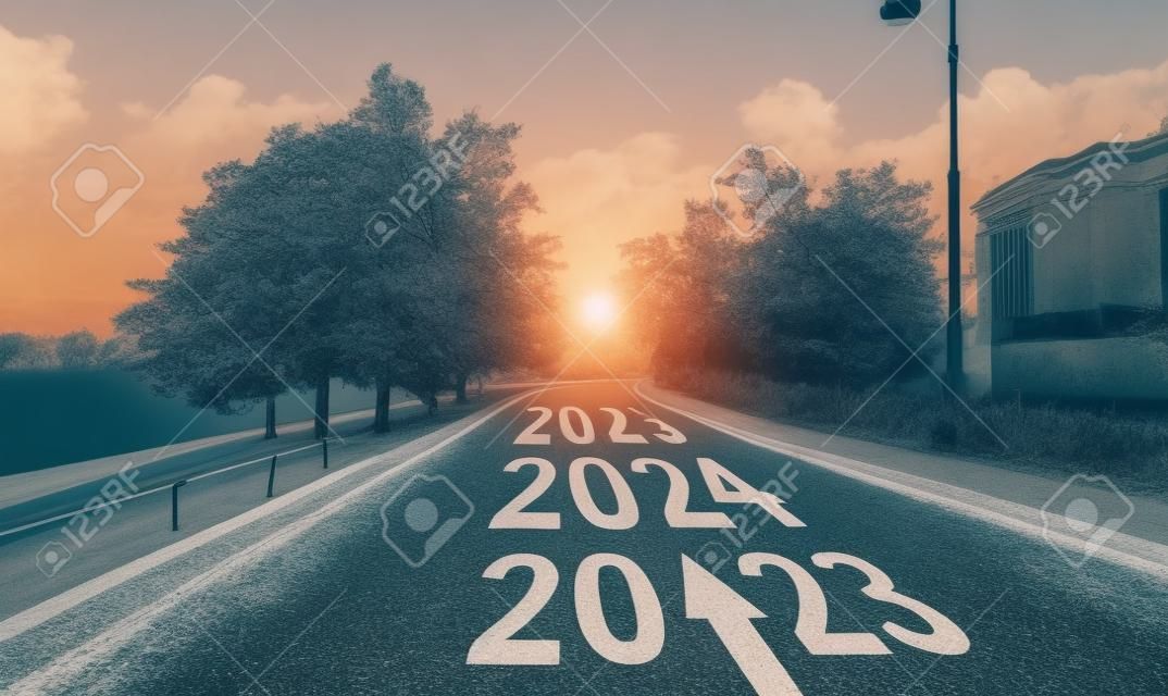 빈 자동차 도로 드라이브, 화살표 기호 경로 보기. 2023년 새해, 다음 목표 2024. 여행 시작, 2025년 여행, 2022년 직업 종료. 미래 트렌드, 인생 계획 변경, 신선한 희망 성장 시작, 앞으로 개념.