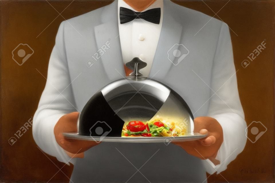 Ober serveert een maaltijd onder een zilveren cloche of koepel