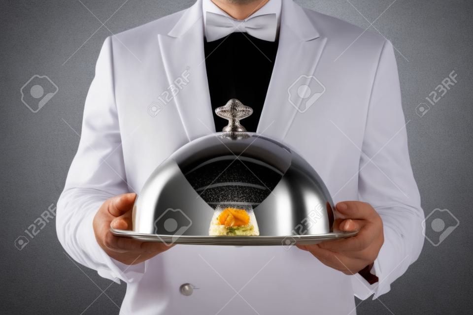 服务员银钟形或圆顶下餐
