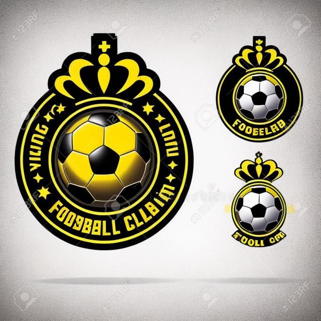 Emblema di calcio o Logo Logo Badge Logo per la squadra di calcio. Design minimo di corona dorata e palla da calcio classica. Logo del club di calcio in icona in bianco e nero. Illustrazione Vettoriale.