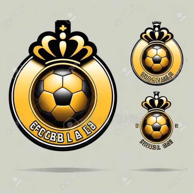 Emblema di calcio o Logo Logo Badge Logo per la squadra di calcio. Design minimo di corona dorata e palla da calcio classica. Logo del club di calcio in icona in bianco e nero. Illustrazione Vettoriale.