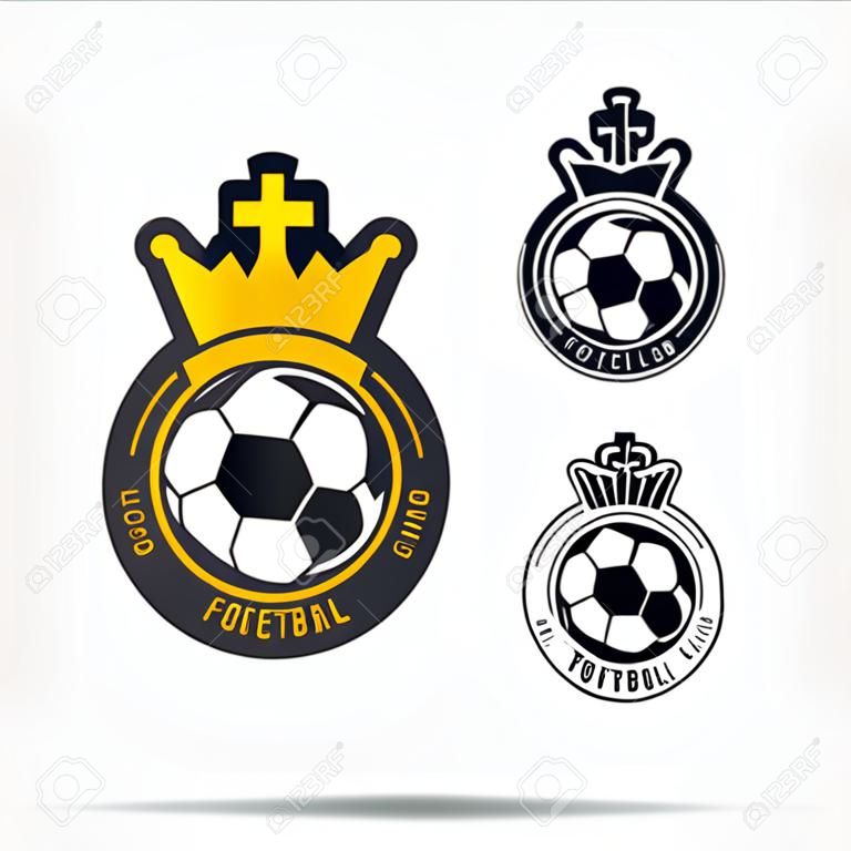 Labdarúgó embléma vagy labdarúgó jelvény Logo design labdarúgó csapatnak. Arany korona és klasszikus futballlabda minimális designja. Labdarúgó-klub logó fekete-fehér ikonon. Vektoros illusztráció.