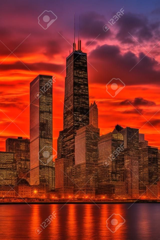 芝加哥市中心的天際線在美麗的夕陽芝加哥的天際線形象