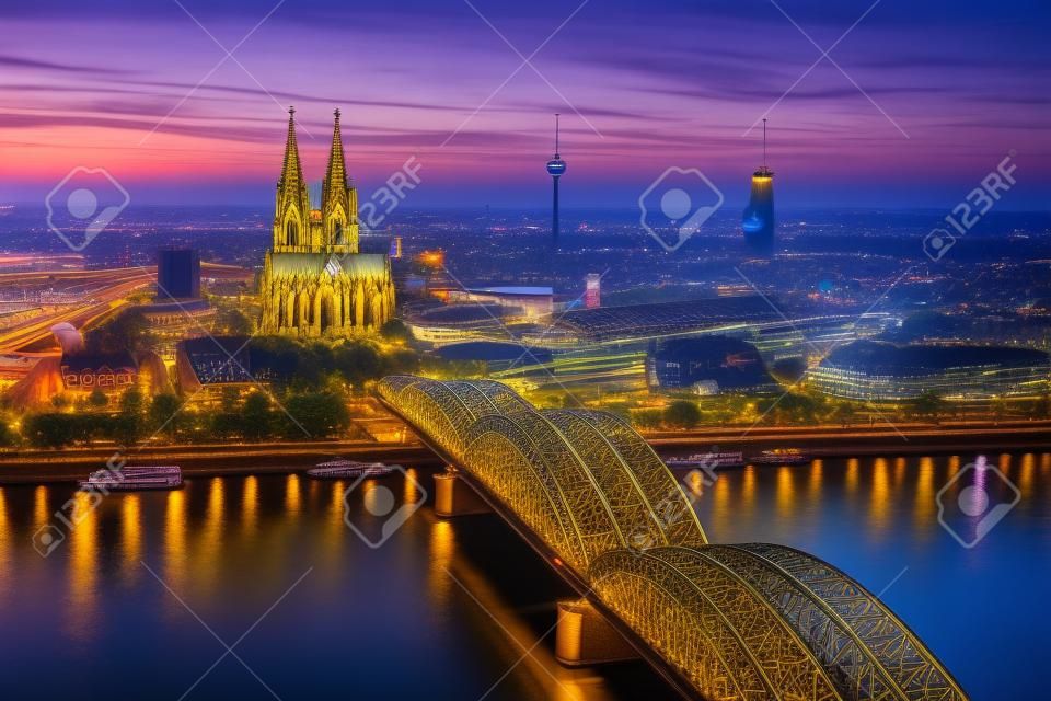 Кельн, Германия Изображение Кельне с Кельнского собора во сумерки синий час
