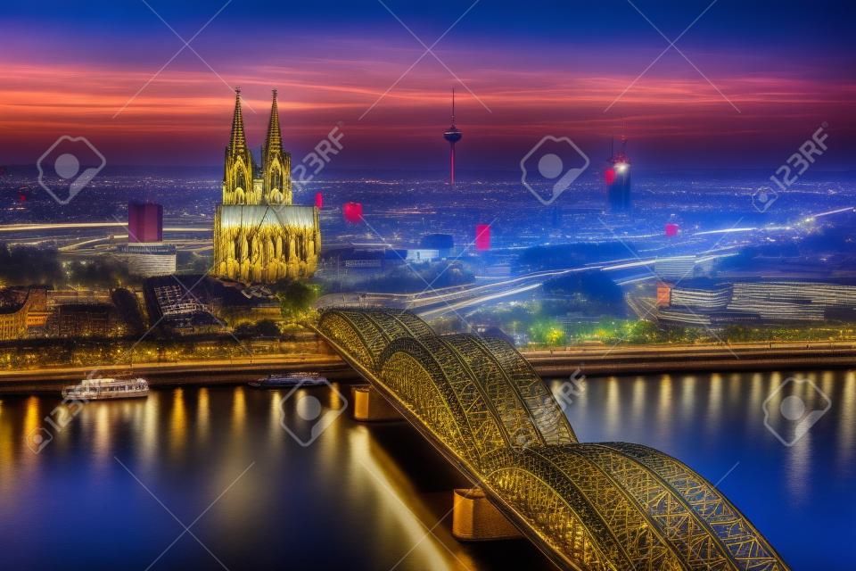 Colônia, Alemanha Imagem de Colônia com a Catedral de Colônia durante a hora azul do crepúsculo