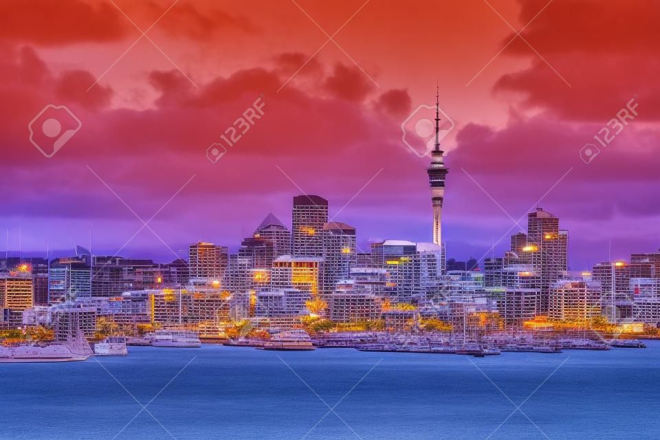 Okland. Obraz pejzaż panoramę Auckland, Nowa Zelandia podczas zachodu słońca.
