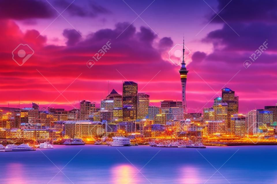 Okland. Obraz pejzaż panoramę Auckland, Nowa Zelandia podczas zachodu słońca.