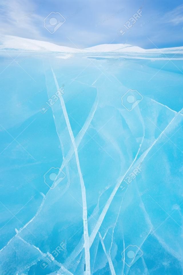 Hermoso de hielo del lago Baikal, con grietas abstractas