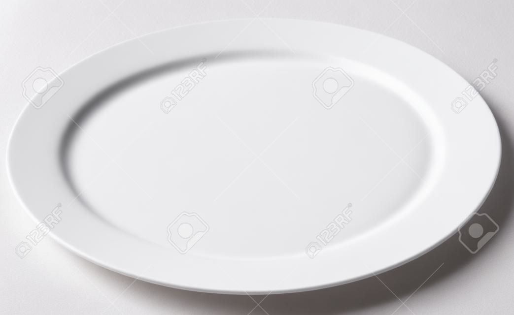 leeren Teller isoliert auf weiß