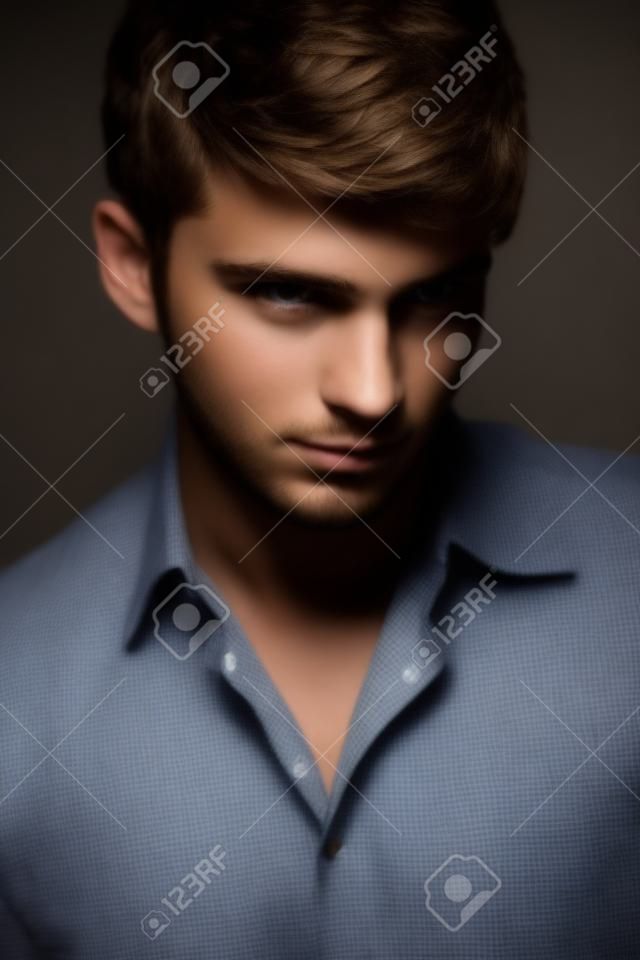 giovane ragazzo bruna su uno sfondo scuro