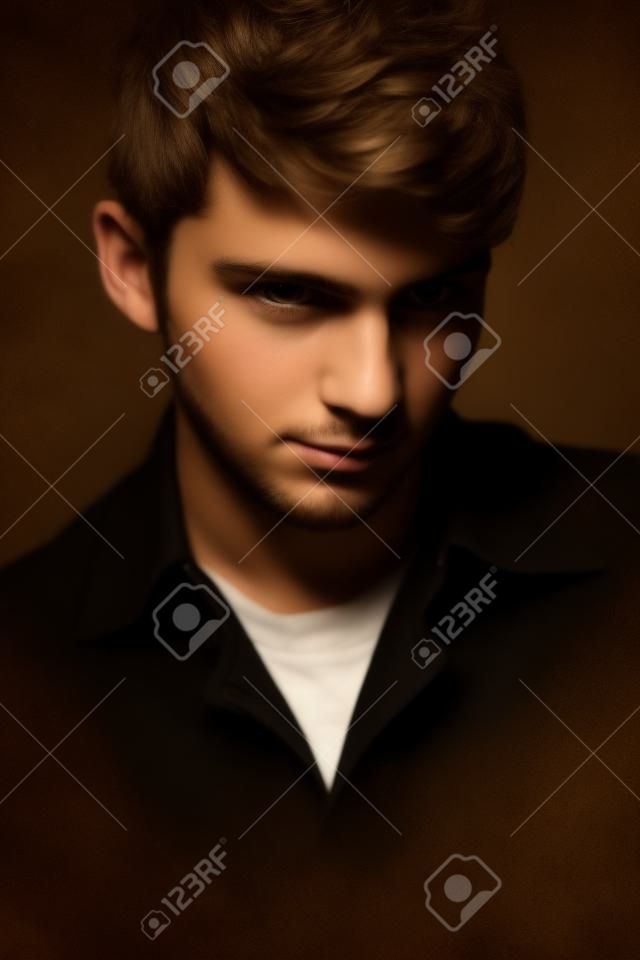 giovane ragazzo bruna su uno sfondo scuro