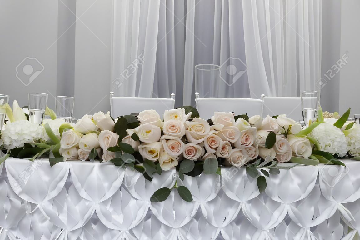 réglage de tableau lors d'une réception de mariage de luxe. De belles fleurs sur la table.