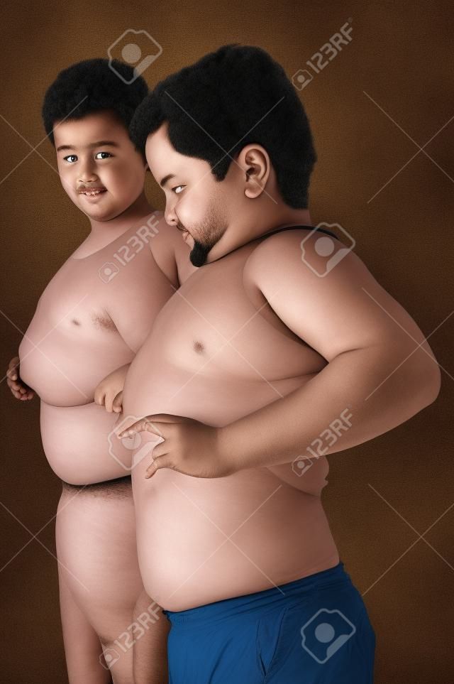 zwei dicke Jungs zeigen ihre Bäuche