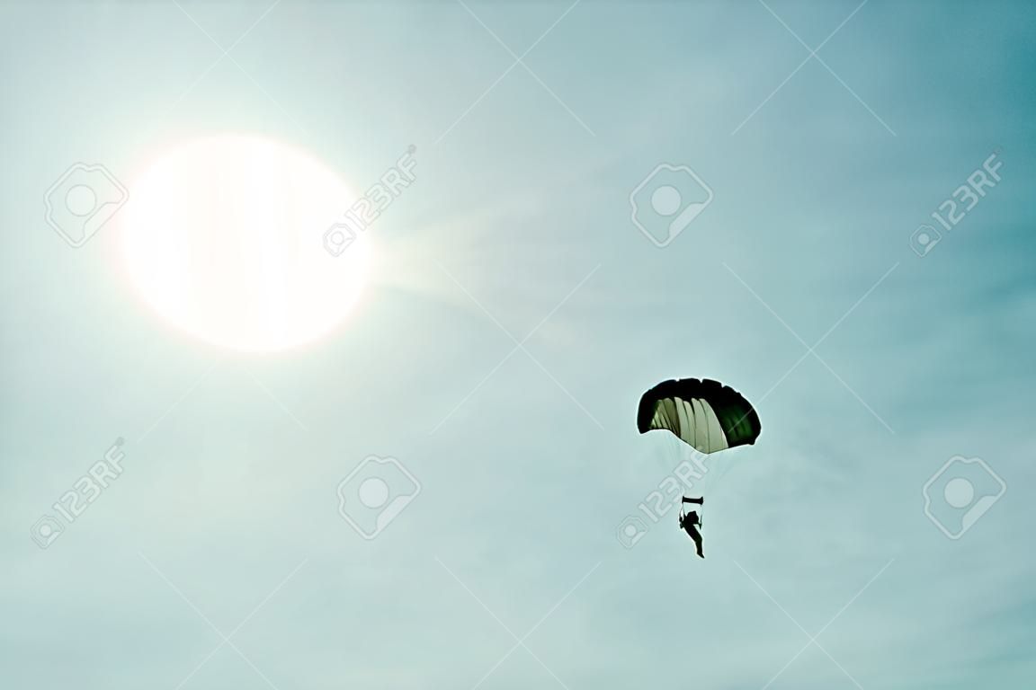 paracaidista en el aire