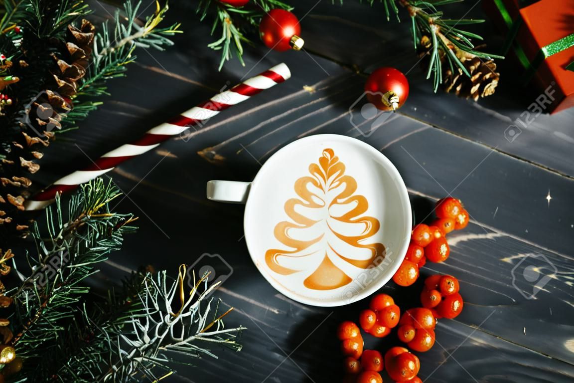Taza de café con un patrón de árbol de Navidad en un fondo de madera de Navidad