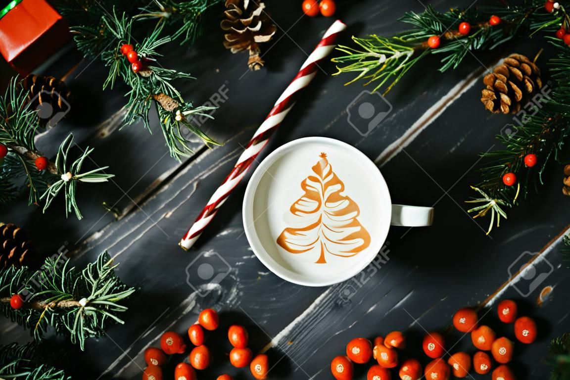 Taza de café con un patrón de árbol de Navidad en un fondo de madera de Navidad
