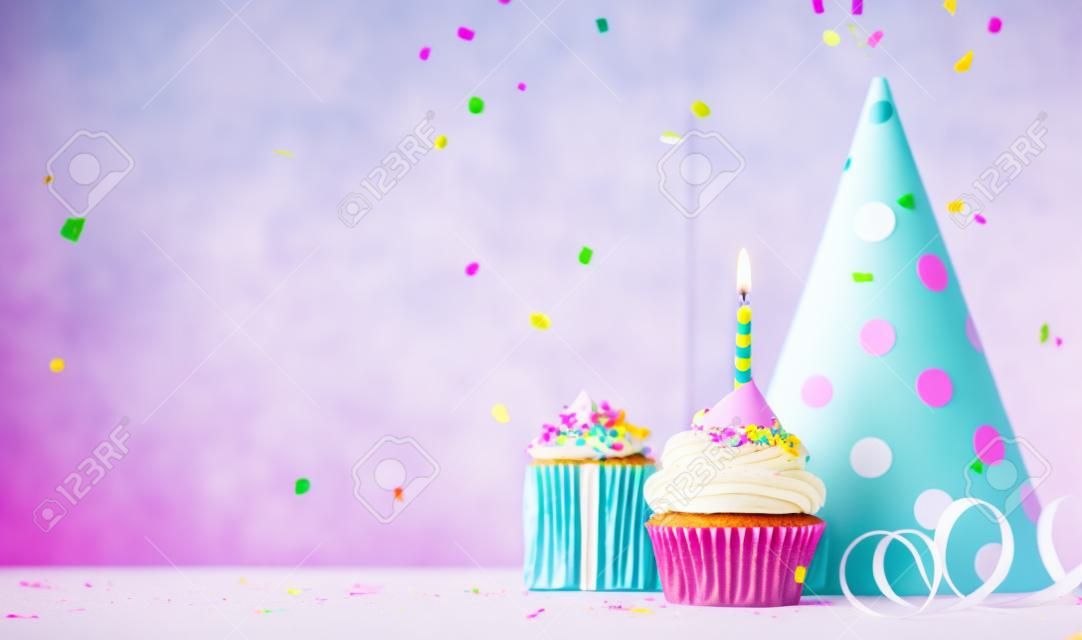 Fundo de cupcake de aniversário com presente de aniversário, chapéu de festa de aniversário e confetti caindo