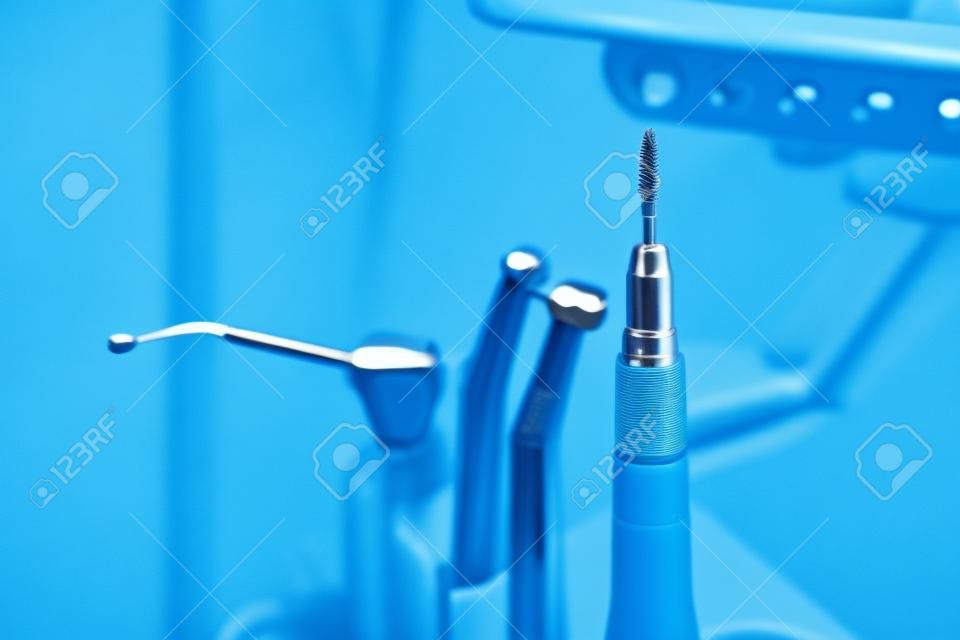 Herramientas metálicas dentista de cerca en una silla de dentista en la Clínica de Odontología (tono azul)