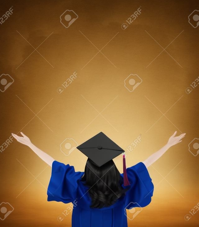 Rückseite graduate student girl hug Zukunft sehen und schauen, um Platz zu kopieren, tragen sie Graduierung Mütze und Mantel, asiatische Frau