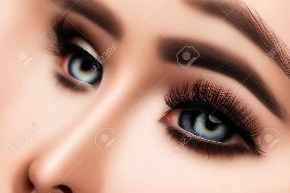 美麗的女人的眼睛，長長的睫毛。亞洲模式