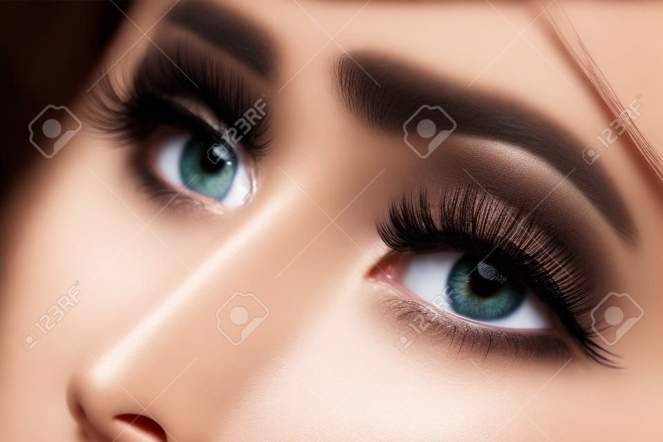 Oeil de belle femme avec de longs cils. modèle asiatique