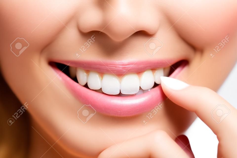 Bela jovem mulher dentes de saúde perto e sorriso encantador. Isolado sobre a beleza asiática branca