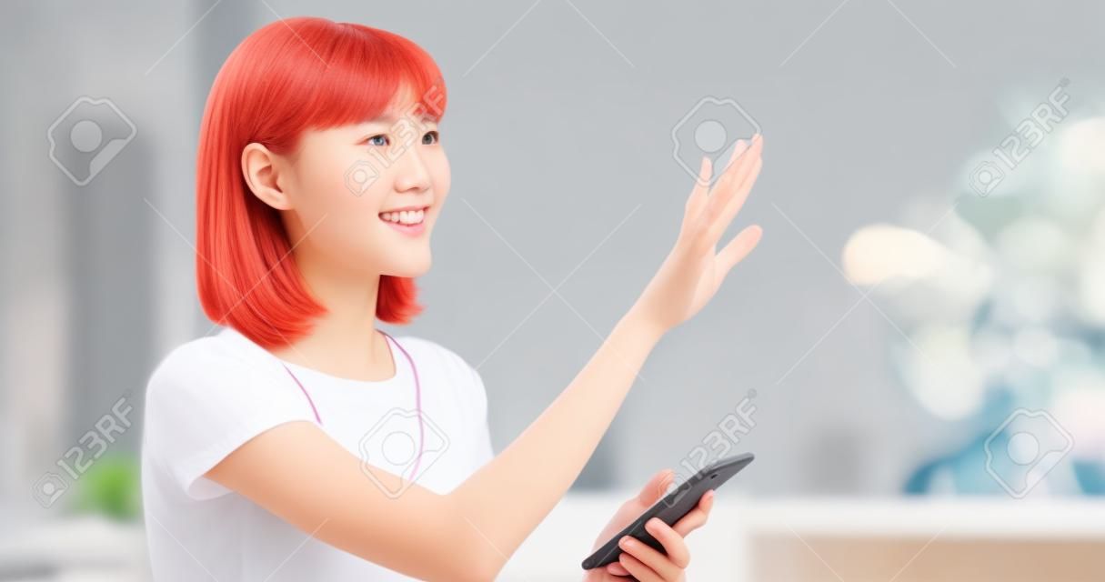 Junge Frau berührt Smartphone und bedient virtuelle Bildschirmschnittstelle