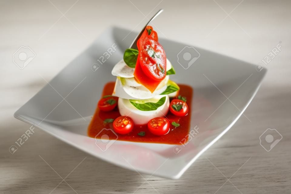 Ensalada Caprese - ensalada italiana, hecha de tomates, calabacín y queso mozzarella de búfala