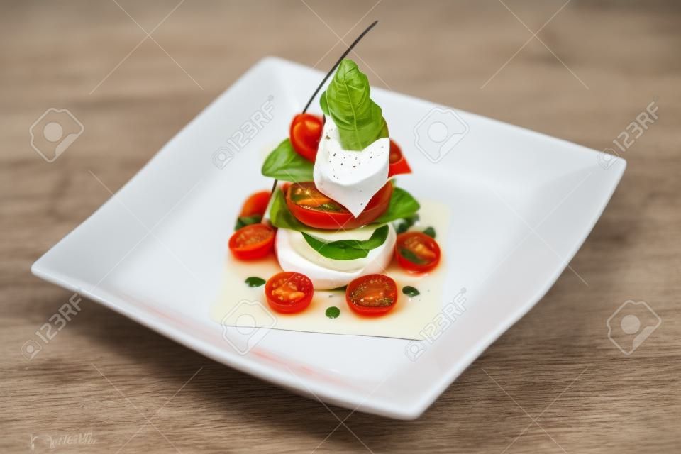 Ensalada Caprese - ensalada italiana, hecha de tomates, calabacín y queso mozzarella de búfala