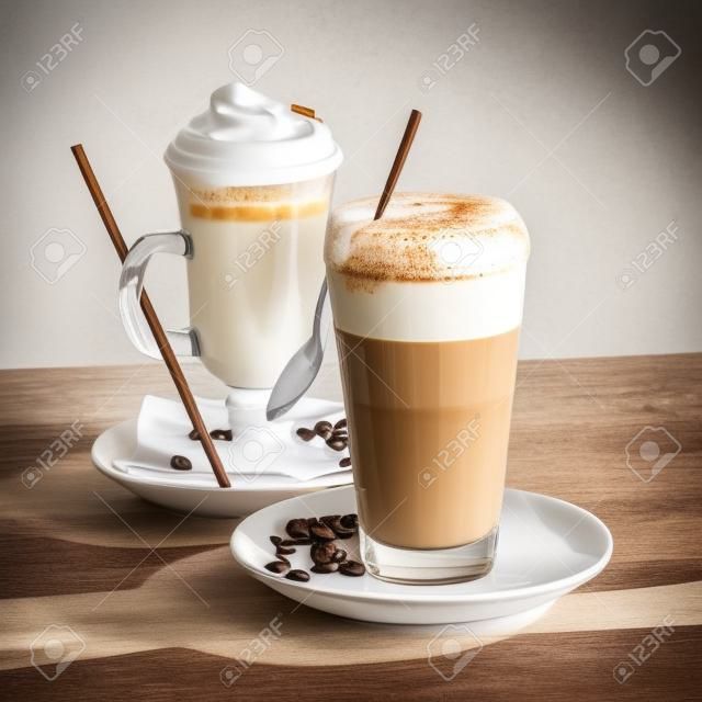위에 흰색 우유와 라떼 마끼아또 커피와 커피