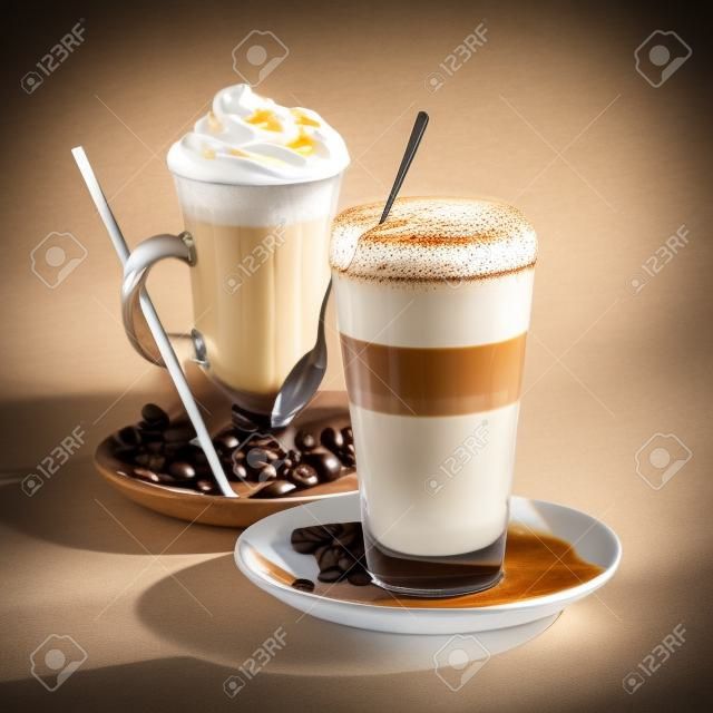 위에 흰색 우유와 라떼 마끼아또 커피와 커피