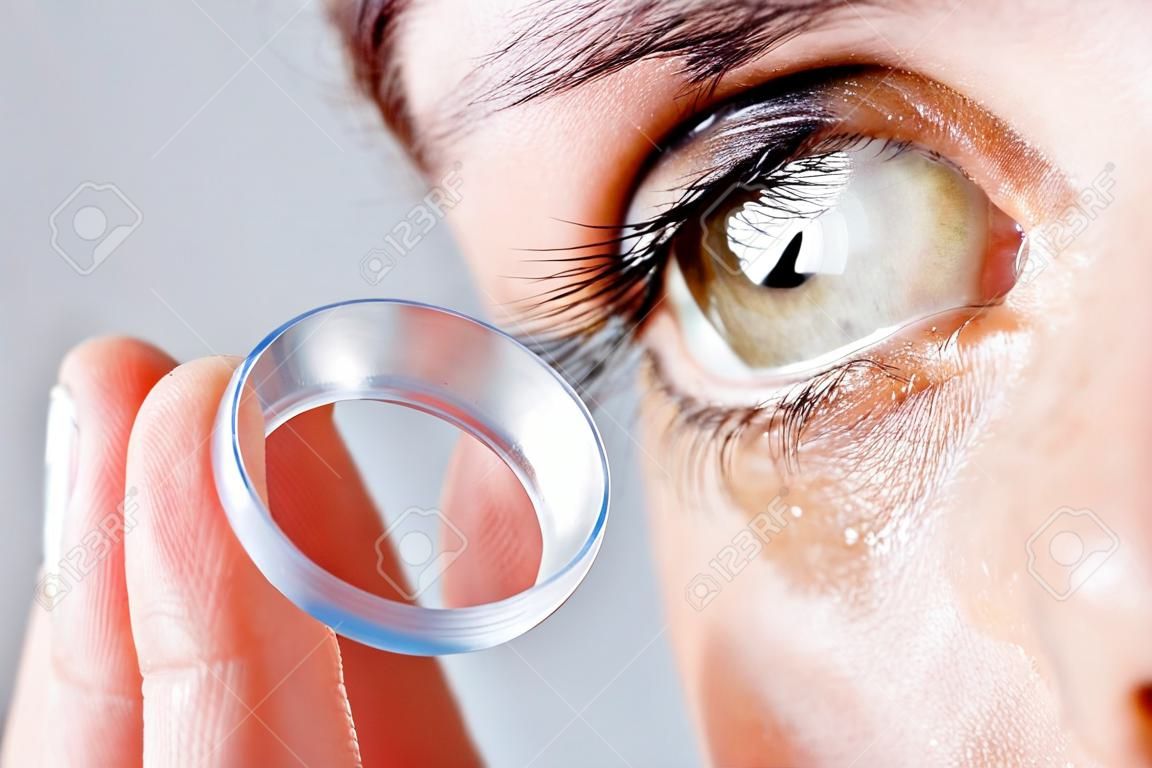Medicina e visão - mulher jovem com lente de contato