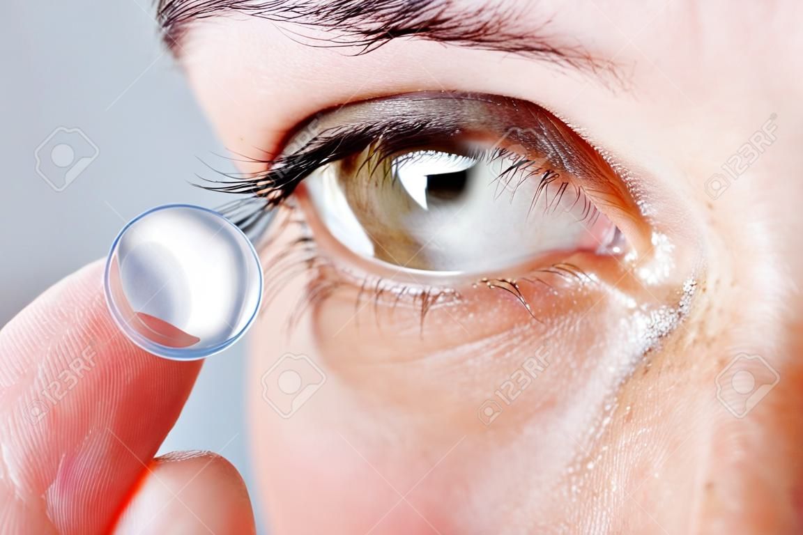 药物和视觉的年轻女子接触透镜